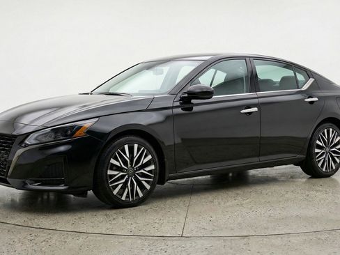 Used 2025 Nissan Altima 2.5 SV image 3