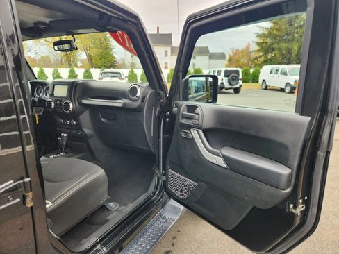 Used 2017 Jeep Wrangler Unlimited Sahara w/ Connectivity Group image 41