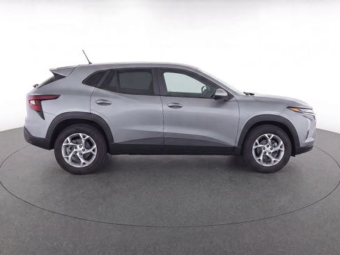 Used 2024 Chevrolet Trax LS w/ LS Convenience Package FWD image 8