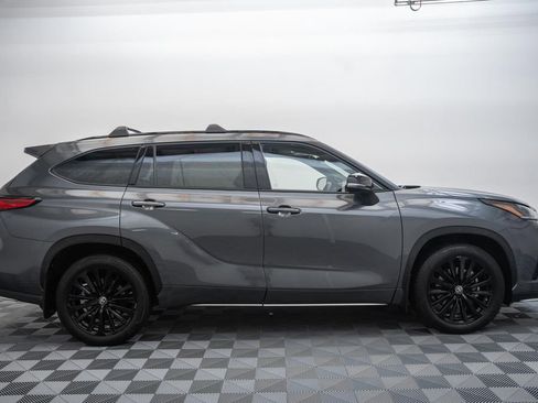 Used 2023 Toyota Highlander XSE AWD/4WD image 4