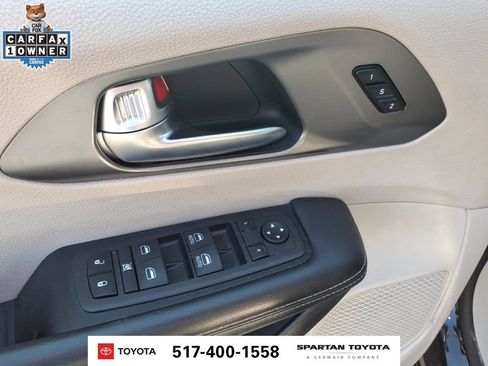Used 2023 Chrysler Pacifica Touring-L FWD image 14