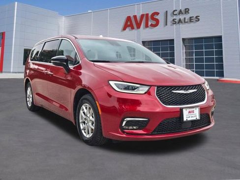 Used 2025 Chrysler Pacifica Select FWD image 3