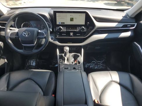 Used 2023 Toyota Highlander XLE FWD image 16