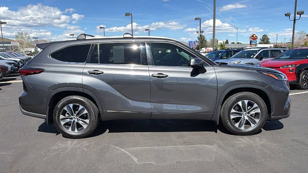 Used 2022 Toyota Highlander XLE AWD/4WD image 2