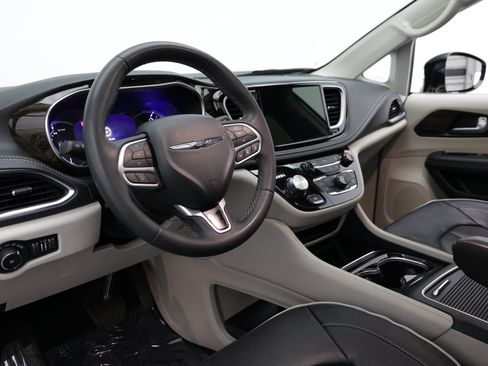 Used 2023 Chrysler Pacifica Limited FWD image 12
