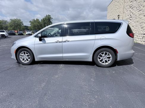 Used 2023 Chrysler Voyager LX FWD image 2