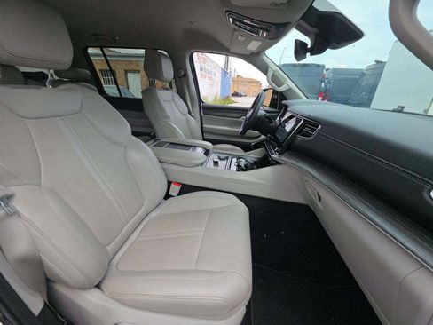 Used 2024 Jeep Wagoneer L Series II RWD image 8