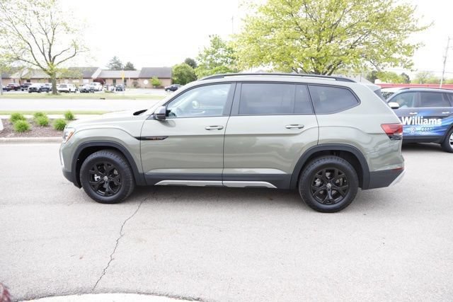Used 2025 Volkswagen Atlas Peak Edition SE AWD/4WD image 9