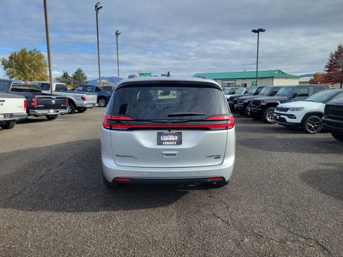 New 2026 Chrysler Pacifica Limited w/ S Appearance Package image 4