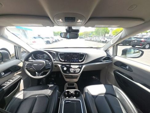 Used 2023 Chrysler Pacifica Touring-L FWD image 14