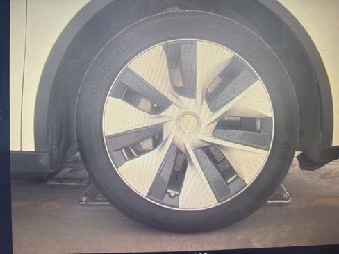 Used 2021 Tesla Model Y Long Range image 7