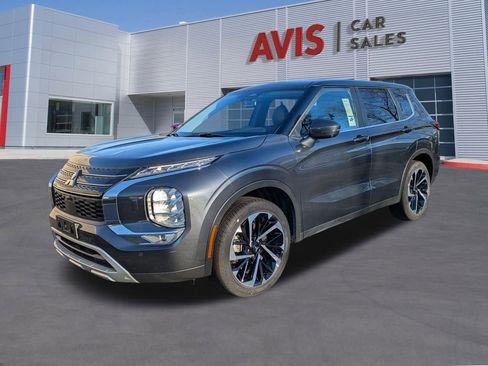 Used 2024 Mitsubishi Outlander SE image 1