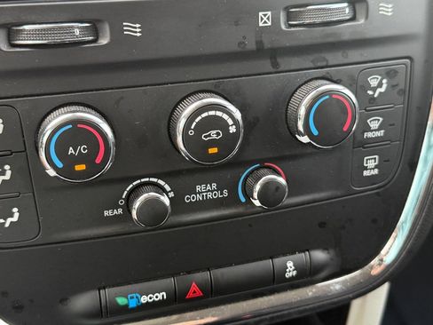 Used 2019 Dodge Grand Caravan SE image 30