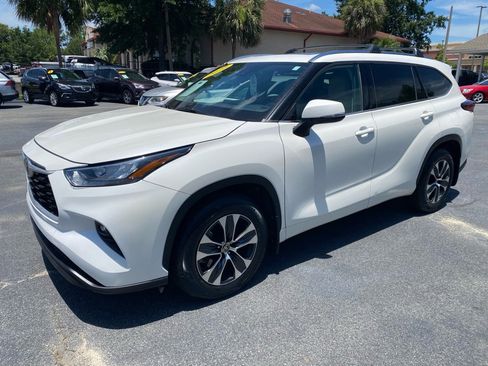 Used 2020 Toyota Highlander XLE FWD image 1
