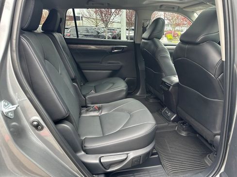 Certified 2025 Toyota Highlander Limited image 17