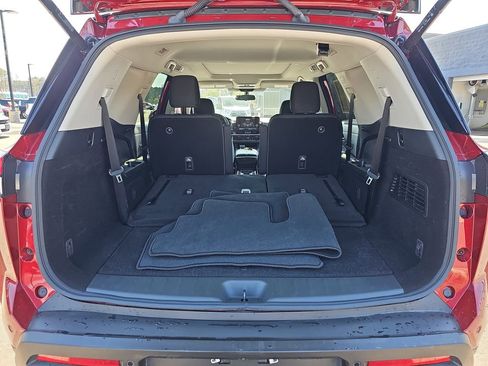 Used 2023 Nissan Pathfinder SV w/ SV Premium Package image 17