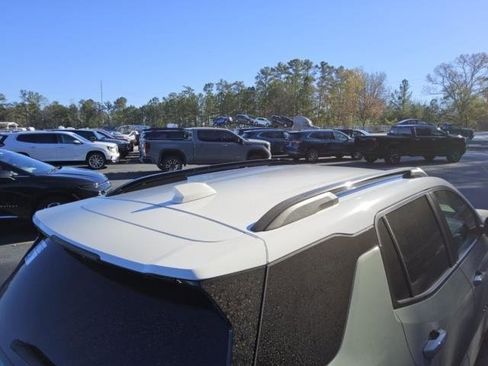 Used 2025 Chevrolet Equinox ACTIV w/ Safety and Technology Package image 10