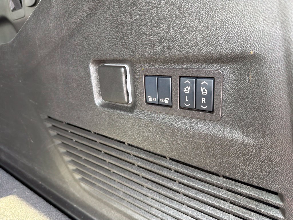 Used 2024 GMC Yukon XL AT4 w/ Technology Package AWD/4WD image 20