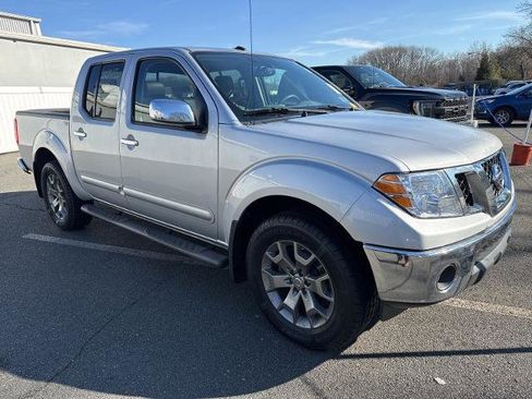 Used 2019 Nissan Frontier SL image 3