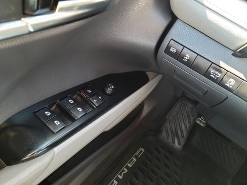 Used 2020 Toyota Camry SE FWD image 12