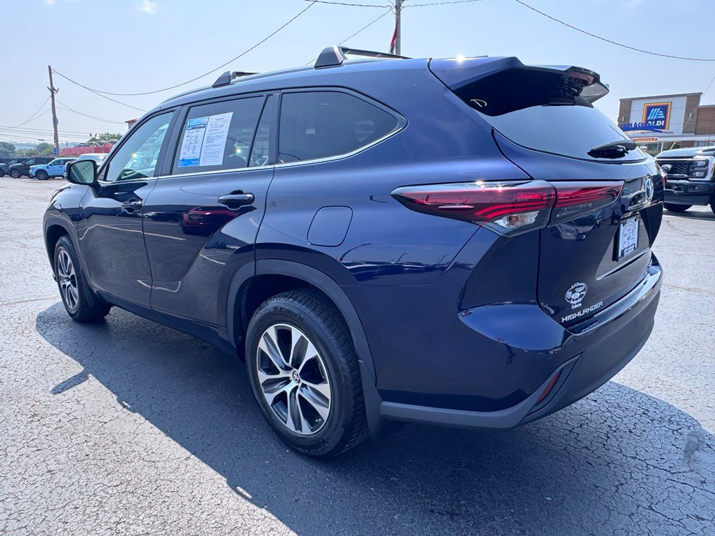 Used 2024 Toyota Highlander XLE AWD/4WD image 4