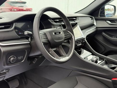 Used 2025 Jeep Grand Cherokee Laredo X w/ Luxury Tech Group I AWD/4WD image 20