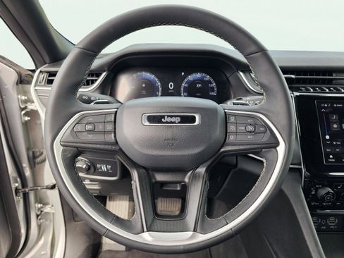 Used 2025 Jeep Grand Cherokee Altitude AWD/4WD image 19