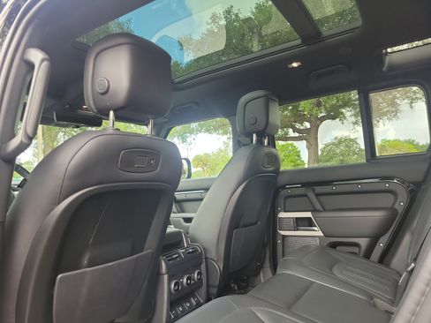 Used 2022 Land Rover Defender 110 XS Edition AWD/4WD image 11