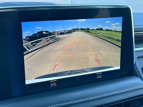 Used 2024 Chevrolet Suburban Premier RWD image 17