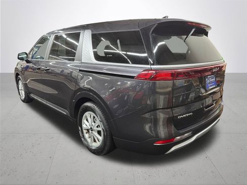 Used 2024 Kia Carnival LX image 4