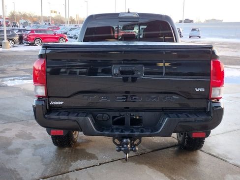 Used 2017 Toyota Tacoma TRD Sport image 7