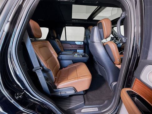 Used 2023 Lincoln Navigator Reserve AWD/4WD image 7