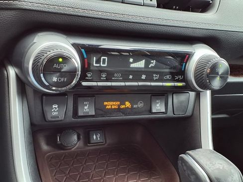 Used 2019 Toyota RAV4 Limited AWD/4WD image 7