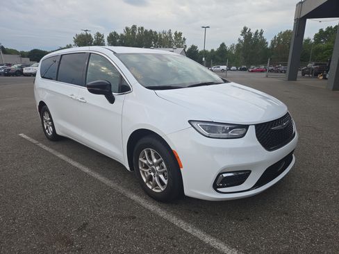 Used 2025 Chrysler Pacifica Select FWD image 4