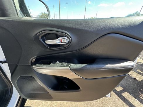 Used 2019 Jeep Cherokee Limited image 29