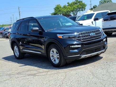 Used 2023 Ford Explorer XLT w/ Equipment Group 202A AWD/4WD image 7