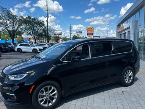 Used 2024 Chrysler Pacifica Touring-L AWD/4WD image 16