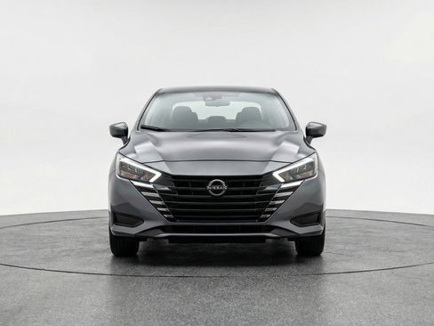Used 2025 Nissan Versa SV image 2