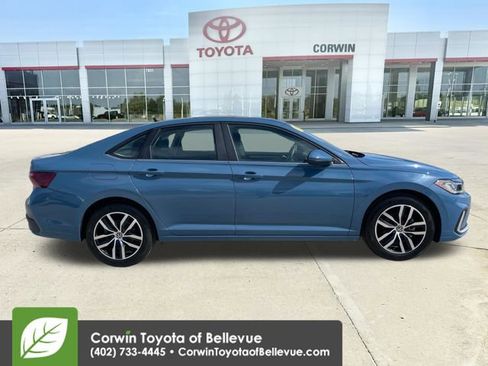 Used 2025 Volkswagen Jetta SE FWD image 6