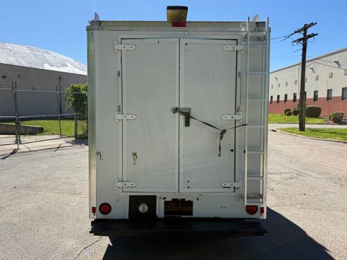 Used 2010 GMC Savana 3500 RWD image 4