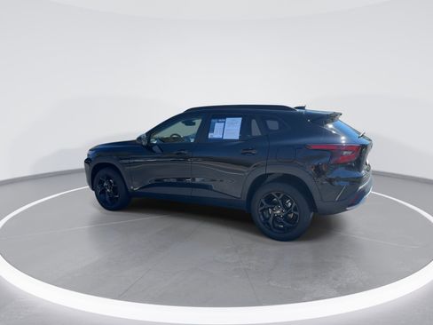 Used 2025 Chevrolet Trax LT w/ LT Convenience Package image 7