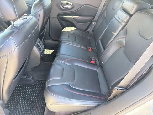 Used 2019 Jeep Cherokee Trailhawk AWD/4WD image 15