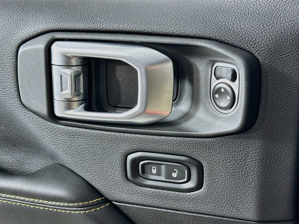 Used 2024 Jeep Wrangler Unlimited Sahara AWD/4WD image 17