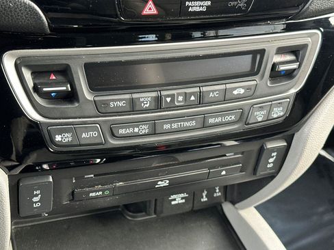 Used 2018 Honda Pilot Touring image 22