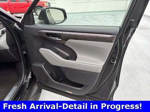 Used 2023 Toyota Highlander Limited image 18