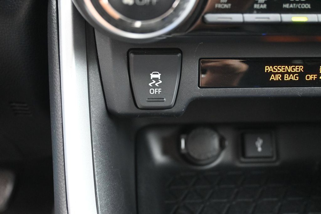 Used 2020 Toyota RAV4 LE w/ Carpet Mat Package AWD/4WD image 22