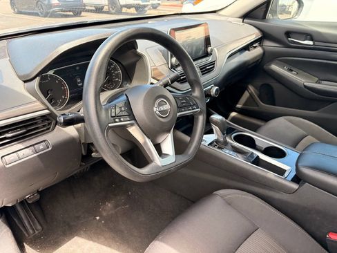 Used 2024 Nissan Altima 2.5 SV FWD image 6