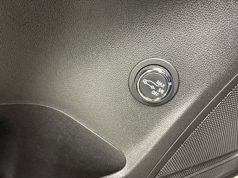 Used 2023 Buick Envision Essence image 22