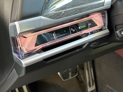 Used 2023 BMW 740i image 10