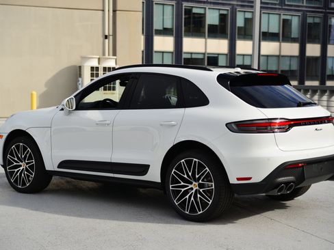 Certified 2026 Porsche Macan AWD/4WD image 3
